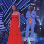 Urmila Matondkar Instagram – Coz it’s #trending 😁😁😁😁. And who would miss a chance to dance with the gorgeous @urmilamatondkarofficial #trendingreels @zeetv #didsupermoms