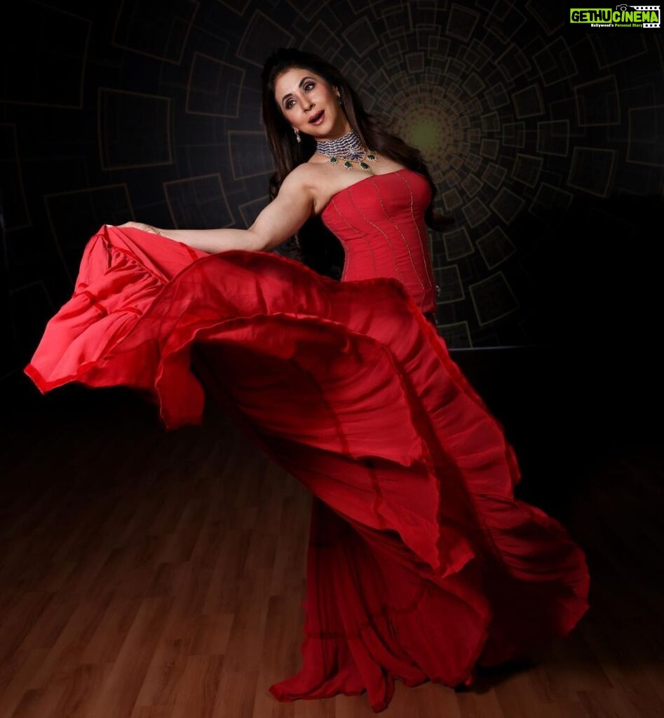 Urmila Matondkar Instagram - Let the drama unfold !! 👗 @amybillimoria 💄 @vijaysharmahairandmakeup 📸 @vijaysolankiphotography #red #drama #dance #dancewithme #didsupermoms
