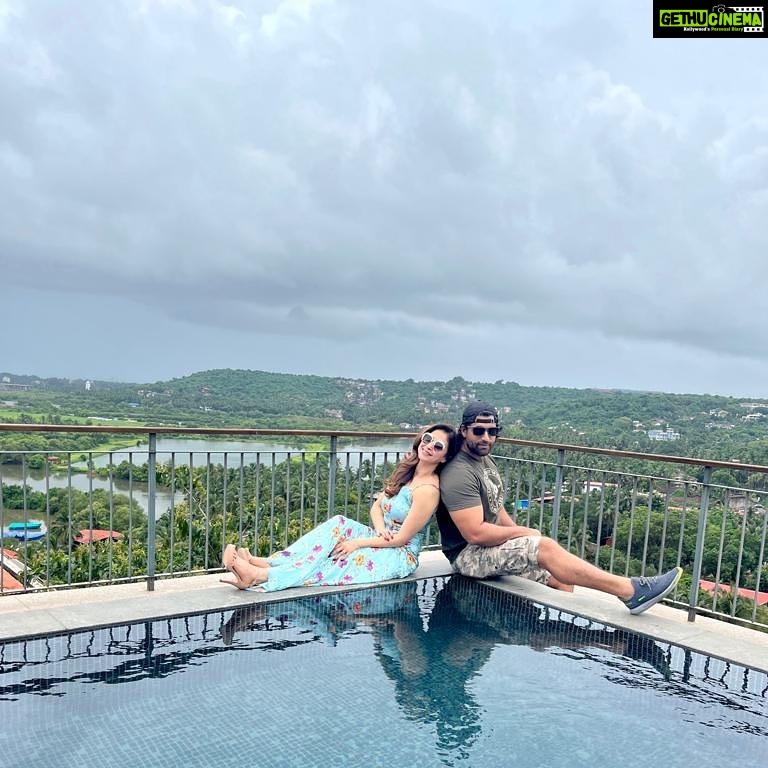 Urmila Matondkar Instagram - Love is in the air along with some drizzle 🌧🌧🏝🏝❤️❤️❤️ Hilton Goa Resort
