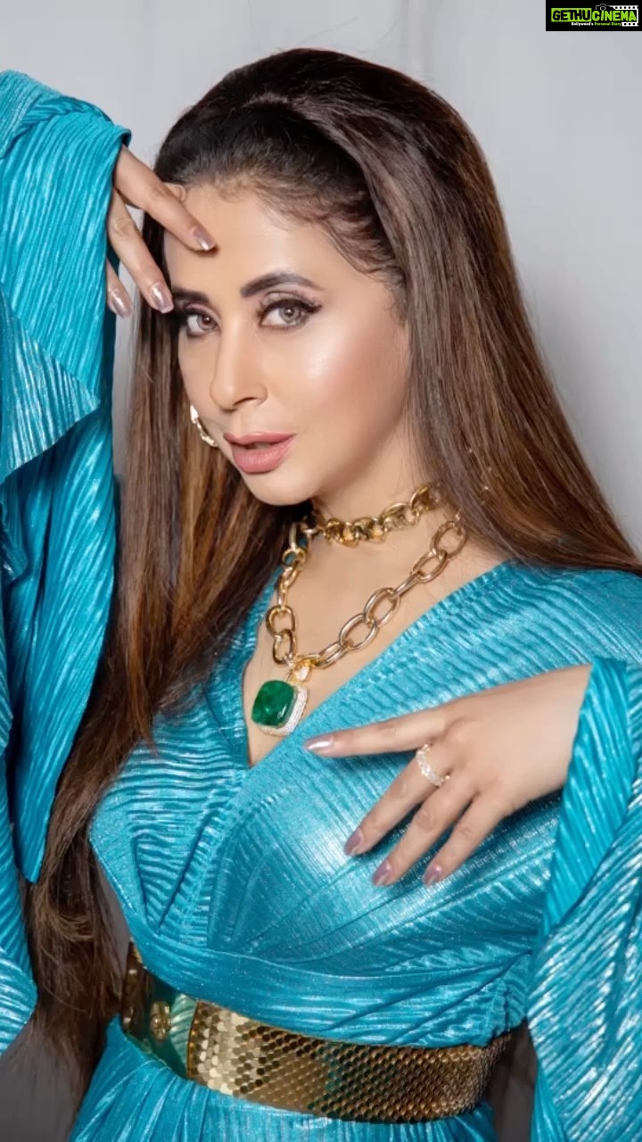 Urmila Matondkar Instagram - Blown away in Blue 🧜🏻♀️🧜🏻♀️🧜🏻♀️