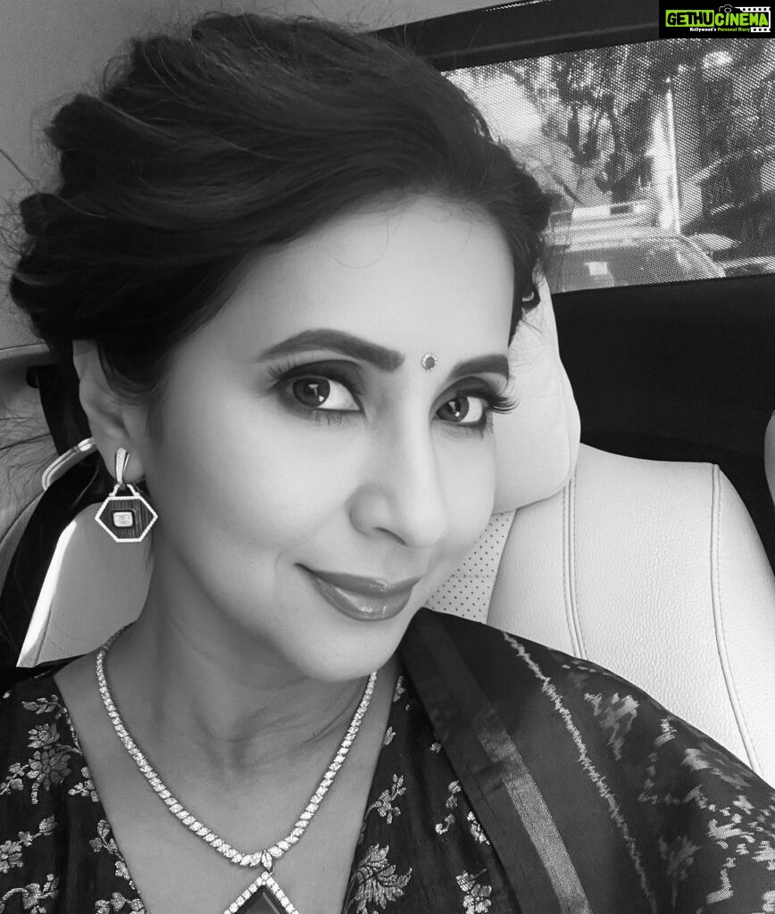 Urmila Matondkar Instagram - Black n White pictures are a constant reminder that nothing in life is quite like that. So take each moment n make the most of it n best of it that you can!! #friday #blacknwhite #smile #simple #simplicity