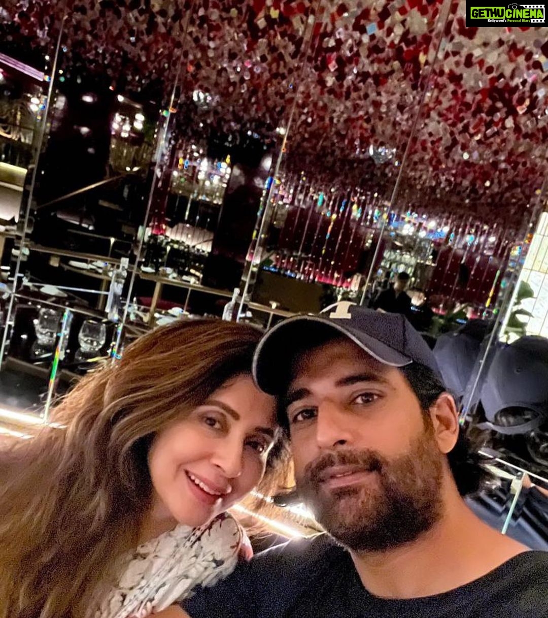 Urmila Matondkar Instagram - #datenight selfie 😍 #impromptu #date #dinner #dinnerdate #hubby ❤️ #surprise #japanesefood 😋 Akina Contemporary Japanese Restaurant and Bar