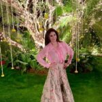 Urmila Matondkar Instagram - ज़िंदगी का हर पल खुशियों से कम न हो आपका हर दिन ईद से कम न हो ऐसा ईद का दिन आपको हमेशा नसीब हो जिसमें कोई दुख और गम न हो आपको और आपके परिवार को #ईदमुबारक #eidmubarak #eid #eidaladha