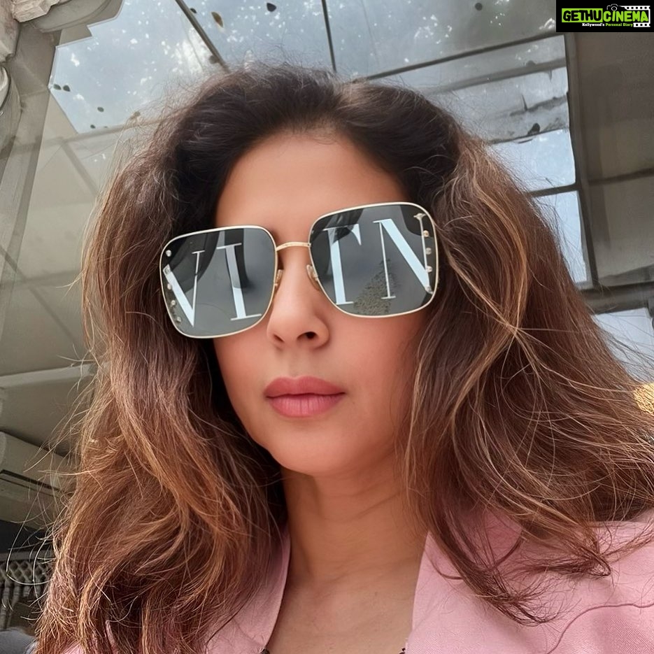 Urmila Matondkar Instagram - Sunny Sunday 🌞 Sunglasses 😎 And Me 🤩 Have a #super #sunday 💕 #sundayfunday #sundayvibes