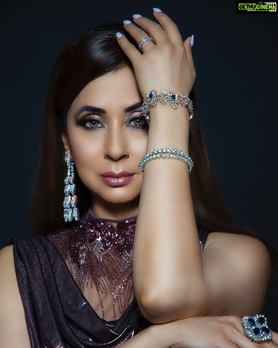 Urmila Matondkar Instagram - Shine ✨✨✨ Jewellery by @khuranajewelleryhouse Outfit by @thecouturebykjh x Gaurav Gupta @drishtimishrakhurana Styled by @begborrowstealstudio HMU by @vijaysharmahairandmakeup Pictures by @vijaysolankiphotography Assisted by @rashikachandra