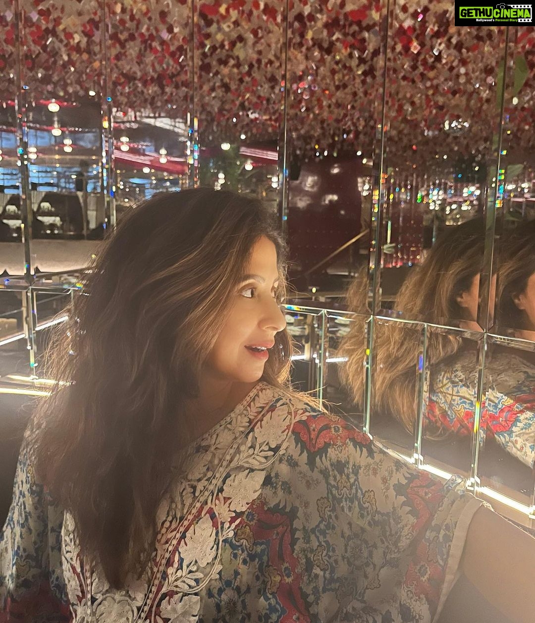 Urmila Matondkar Instagram - #datenight selfie 😍 #impromptu #date #dinner #dinnerdate #hubby ❤️ #surprise #japanesefood 😋 Akina Contemporary Japanese Restaurant and Bar