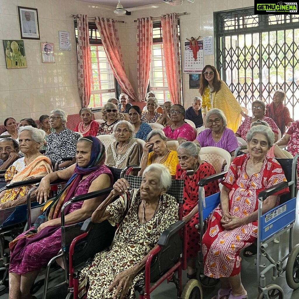 Urmila Matondkar Instagram - JOY..!! A day extremely well spent…spreading #love #goodness #warmth #kindness n #care Contentment felt by sharing happiness with underprivileged n needy can be compared with nothing else in the world 🙏🏻🙏🏻🙏🏻 Try it..even in small ways n gestures 😇😇