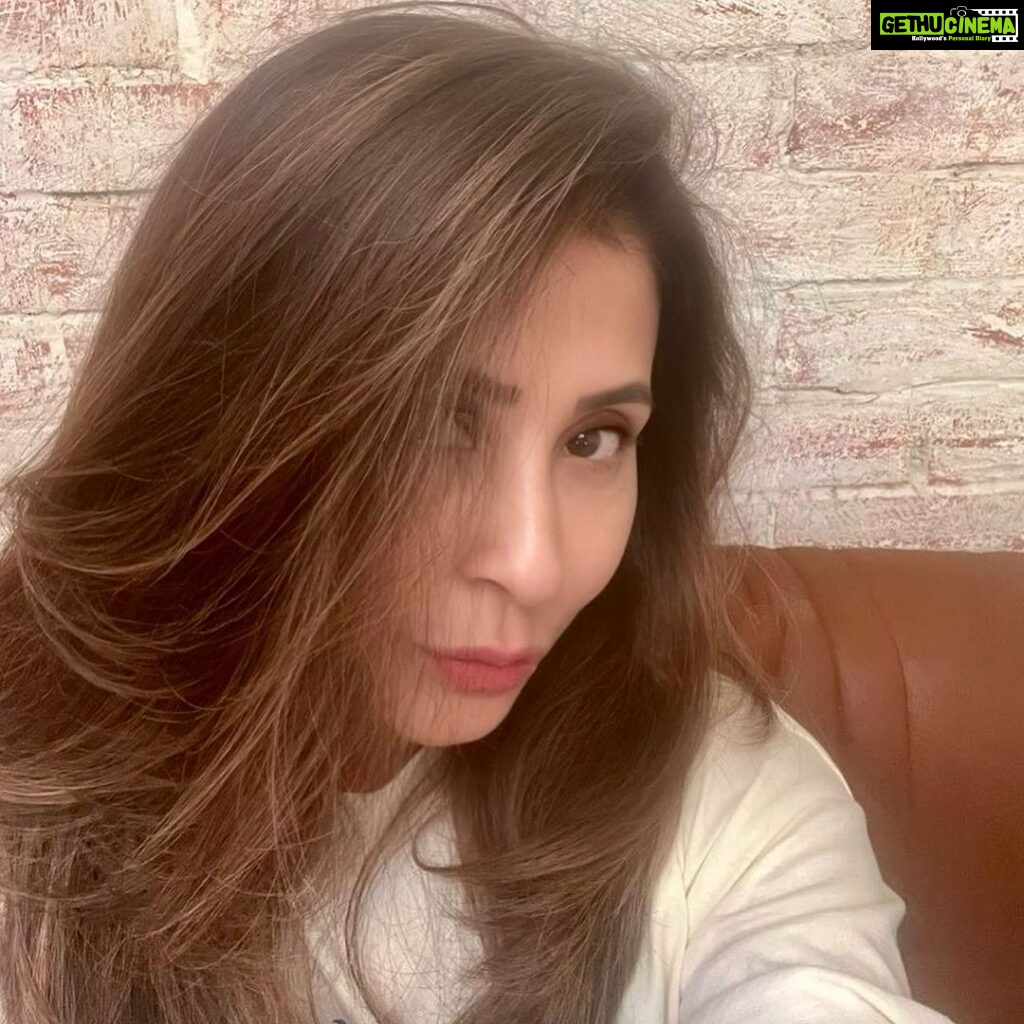 Urmila Matondkar Instagram - Art n artist behind it @whynot_byzeeba Small package of enormous talent,focus n passion for her work. Thank you for always surprising me with beauty n style 💥💥