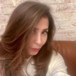 Urmila Matondkar Instagram – Art n artist behind it @whynot_byzeeba 
Small package of enormous talent,focus n passion for her work. Thank you for always surprising me with beauty n style 💥💥