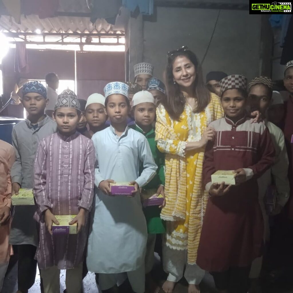Urmila Matondkar Instagram - JOY..!! A day extremely well spent…spreading #love #goodness #warmth #kindness n #care Contentment felt by sharing happiness with underprivileged n needy can be compared with nothing else in the world 🙏🏻🙏🏻🙏🏻 Try it..even in small ways n gestures 😇😇