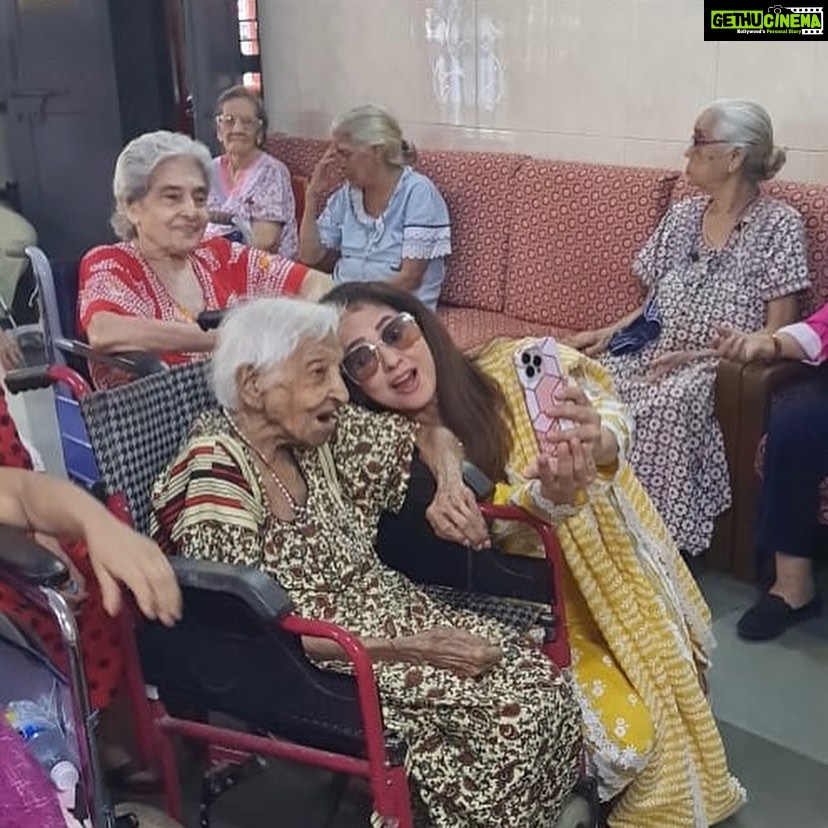 Urmila Matondkar Instagram - JOY..!! A day extremely well spent…spreading #love #goodness #warmth #kindness n #care Contentment felt by sharing happiness with underprivileged n needy can be compared with nothing else in the world 🙏🏻🙏🏻🙏🏻 Try it..even in small ways n gestures 😇😇