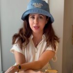Urmila Matondkar Instagram - Can’t decide whether to chat or to pose 🤔😂😇