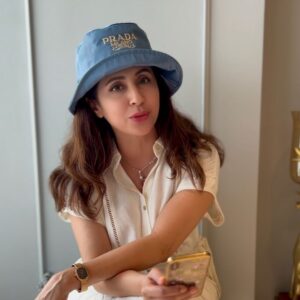 Urmila Matondkar Instagram - Can’t decide whether to chat or to pose 🤔😂😇
