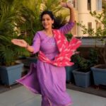 Urmilla Kothare Instagram – 💃🏻✨🕺🏻Let your emotions flow free… Keep Practicing, Keep dancing your way – Wishing everyone a very Happy International Dance Day ✨💃🏻😊
. 
. 
#reelitfeelit #instamood #dance #reels #reelsinstagram #goodvibes 
#29thApril #WorldDanceDay