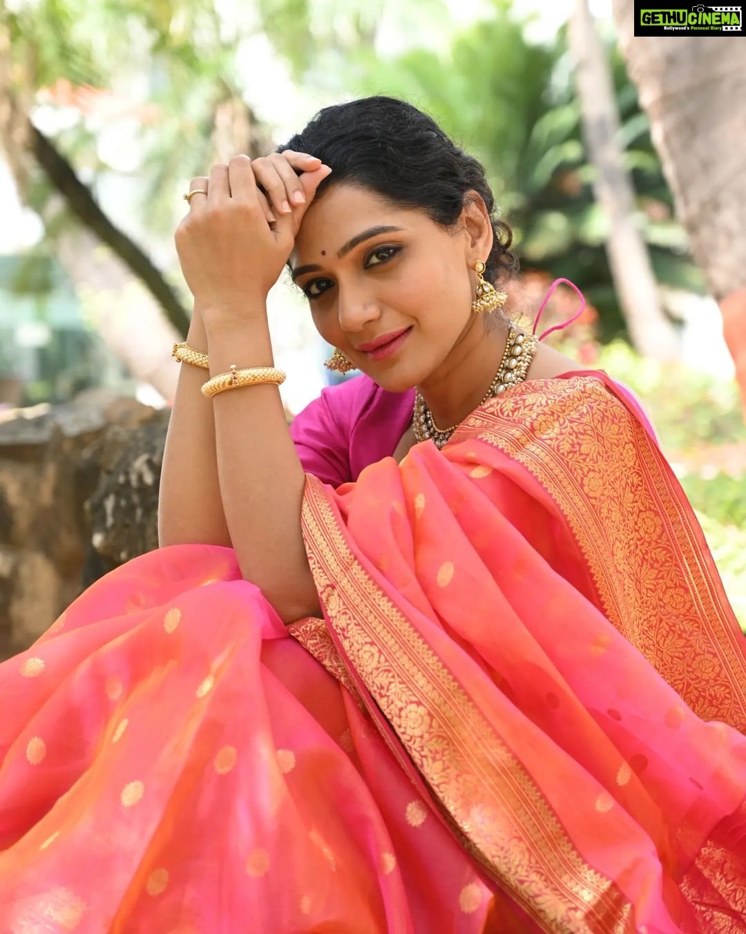 Urmilla Kothare Instagram - ... In the silence of the gaze, a thousand words are spoken ❤️ . . 💫 Outfit by @the_n_kreations #instagood #sunday #weekend #goodvibes #lookoftheday #saree #fashion #style #urmilakothare