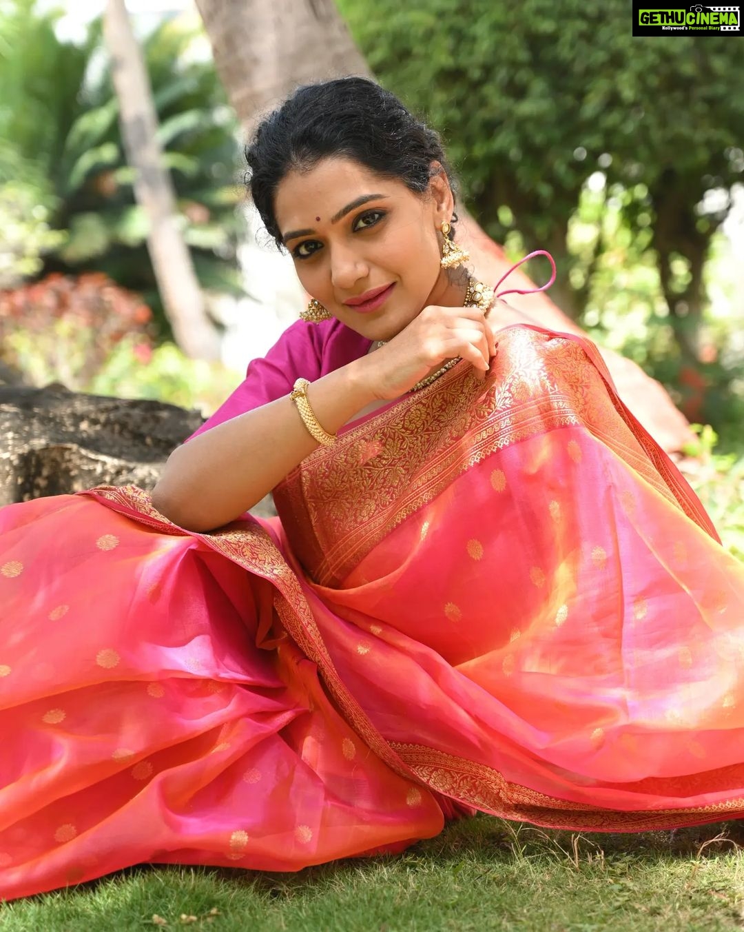 Urmilla Kothare Instagram - ... In the silence of the gaze, a thousand words are spoken ❤️ . . 💫 Outfit by @the_n_kreations #instagood #sunday #weekend #goodvibes #lookoftheday #saree #fashion #style #urmilakothare
