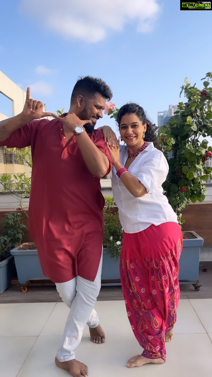 Urmilla Kothare Instagram - @urmilakothare you made my hook step look more beautiful❤️🤗 Should definetly make some more✌️ So guys Make your reel on #gaunakokisna And do tag me❤️✌️ @maharashtra_shaheer_the_film #MaharashtraShaheer28April2023 #महाराष्ट्रशाहीर #MaharashtraShaheer Director - @kedarshindems Producer - @sanjaychhabriaofficial @everestentertainment @belashinde Song- Gau Nako Kisna Music - @ajayatulofficial Singers- @jayesh_khare_official Lyrics- @guruthakurofficial Choreographer- @paulmarshal Music Label- Everest Marathi Story - @vasundharasable Screenplay Dialogue - @kulkarni.pratima Additional Screenplay Dialogue & Associate Director - @omkar_mangesh Casting Director - @akshaykulkarni.7 Starring - @ankushpchaudhari @sanashinde @ashvinimahangade @shubhangisadavarte @nirrmitesaawaant @mrunmayeedeshpande @dushyant_wagh @itz.devdatta @atulkale25 @amitdolawat DOP - @vaasudop Editor - @mayurhardas Makeup - @jagdish_yere #VikramGaikwadTeam Costumes - @yugesha_omkar Jewellery Partner - @dhanashree_art_jewels Footwear Partner - @shinde.shoes Bhanumati’s Wardrobe - @sayalirajadhyakshayasarees Sound Designer - @mandar_designs_sound Production Designer- @eknathkadam_ Executive Producer- @jayeshnarayansawant CFO - @gbc1012 Everest Digital Marketing - @deep_Yog_1209 @prathmesh_k04 @rdesai1969 PR - #VaibhavPatil (GingerPR) Digital Campaign - @vizualjunkies DI Colorist- @santy19_77 @pujasurve06 VFX - #MilindShivnikar (G & G studio) Post Production - @12march_pratik Visual Promotion- @vishalbate Publicity Design - @houseofaweindia Photography & Making : @akslanphotography_akslan @iamakshaykharat @pj_pixelspro #शाहीरसाबळे #MaharashtraShahir #UpcomingMovie #MaharashtraShaheer #Movies #FolkArtist #FolkArt #Singer #Writer #Playwright #Performer #IndianArtist #MaharashtrachiLokadhara #MaharashtraDay #Maharashtrian #MaharashtraMaza #MaharashtraDesha #Trending Video shot by: @siddhant_jondhale 🤗✌️