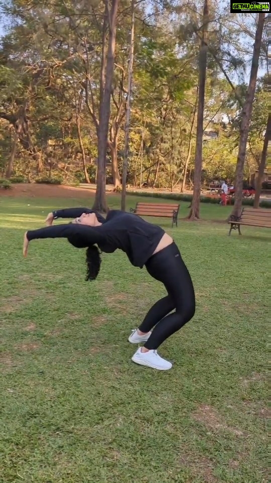 Urmilla Kothare Instagram - Bring it on, Monday 🧎🏻♀️ . . #fitness #reels #mondaymotivation #instagood #reelitfeelit #urmilakothare #reelsinstagram ✨
