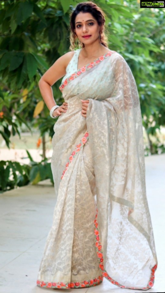 Urmilla Kothare Instagram - 💞 Saree Love ... Outfit by @moresha_sameera_dalvi Edited by @saurabh.bhanage7 . . #reels #instamood #reelsindia #urmilakothare #reelitfeelit #sareelove #fashiondiaries #instagramreels