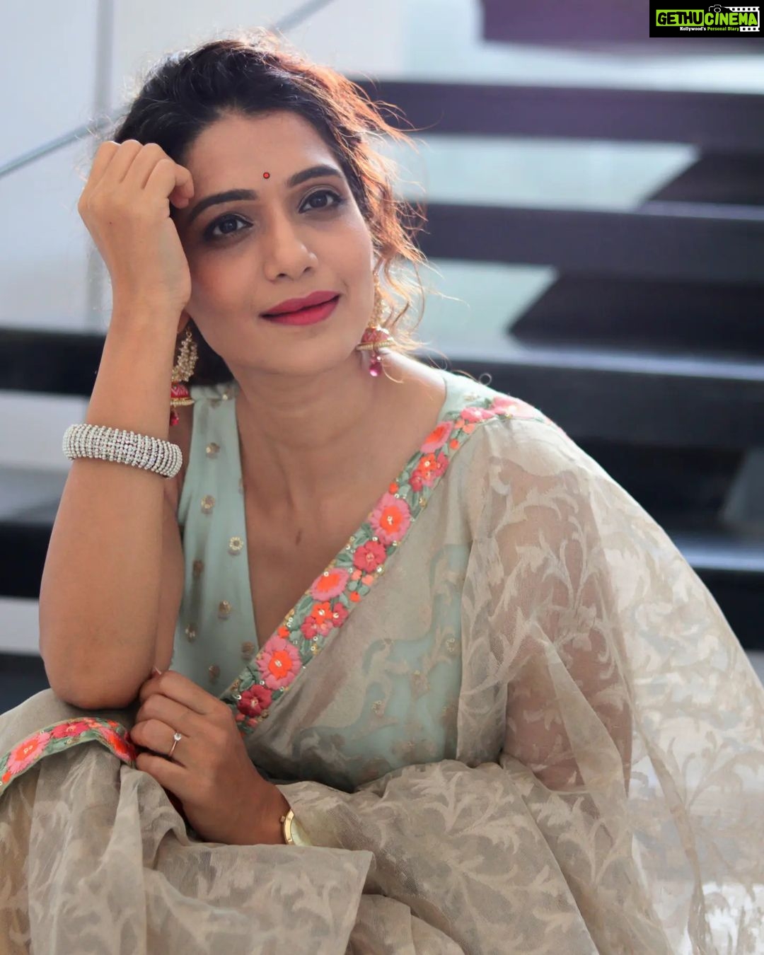 Urmilla Kothare Instagram - 🤍🤍🤍 . Outfit: @moresha_sameera_dalvi . #instagood #photooftheday #goodvibes #photoshoot #bts #fashion #style #urmilakothare Mumbai - मुंबई