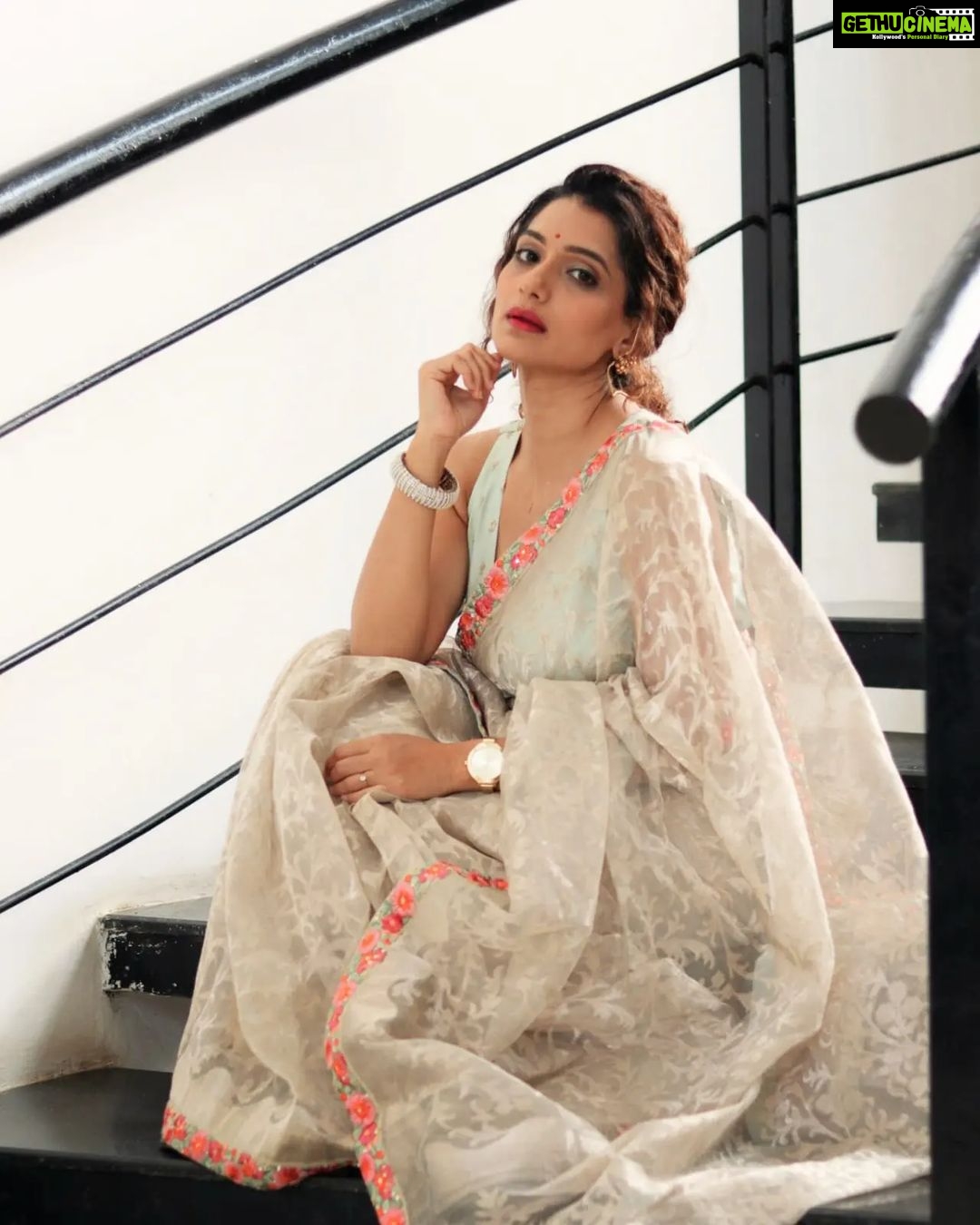 Urmilla Kothare Instagram - 🤍🤍🤍 . Outfit: @moresha_sameera_dalvi . #instagood #photooftheday #goodvibes #photoshoot #bts #fashion #style #urmilakothare