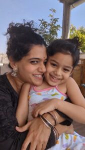 Urmilla Kothare Instagram - Aap bataiyein..? Machli kahaan rehti hain..? 🤪😂
.
. 
#reelsinstagram #funny #reels #mother #daughter #reelitfeelit #JizahAaniAai ❤️