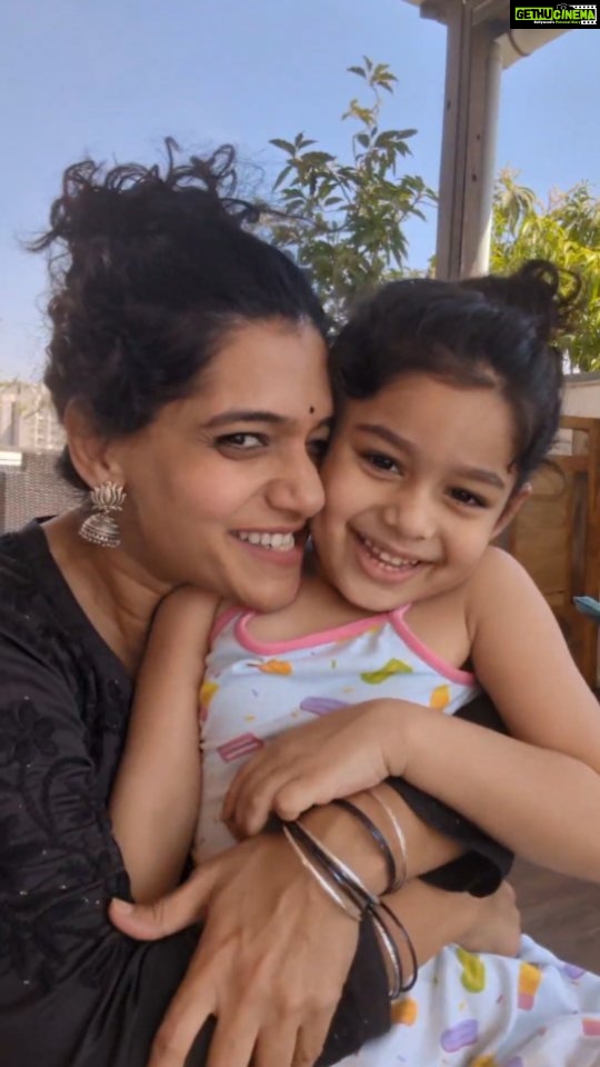 Urmilla Kothare Instagram - Aap bataiyein..? Machli kahaan rehti hain..? 🤪😂 . . #reelsinstagram #funny #reels #mother #daughter #reelitfeelit #JizahAaniAai ❤️ Mumbai, Maharashtra
