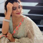 Urmilla Kothare Instagram - 🤍🤍🤍 . Outfit: @moresha_sameera_dalvi . #instagood #photooftheday #goodvibes #photoshoot #bts #fashion #style #urmilakothare Mumbai - मुंबई