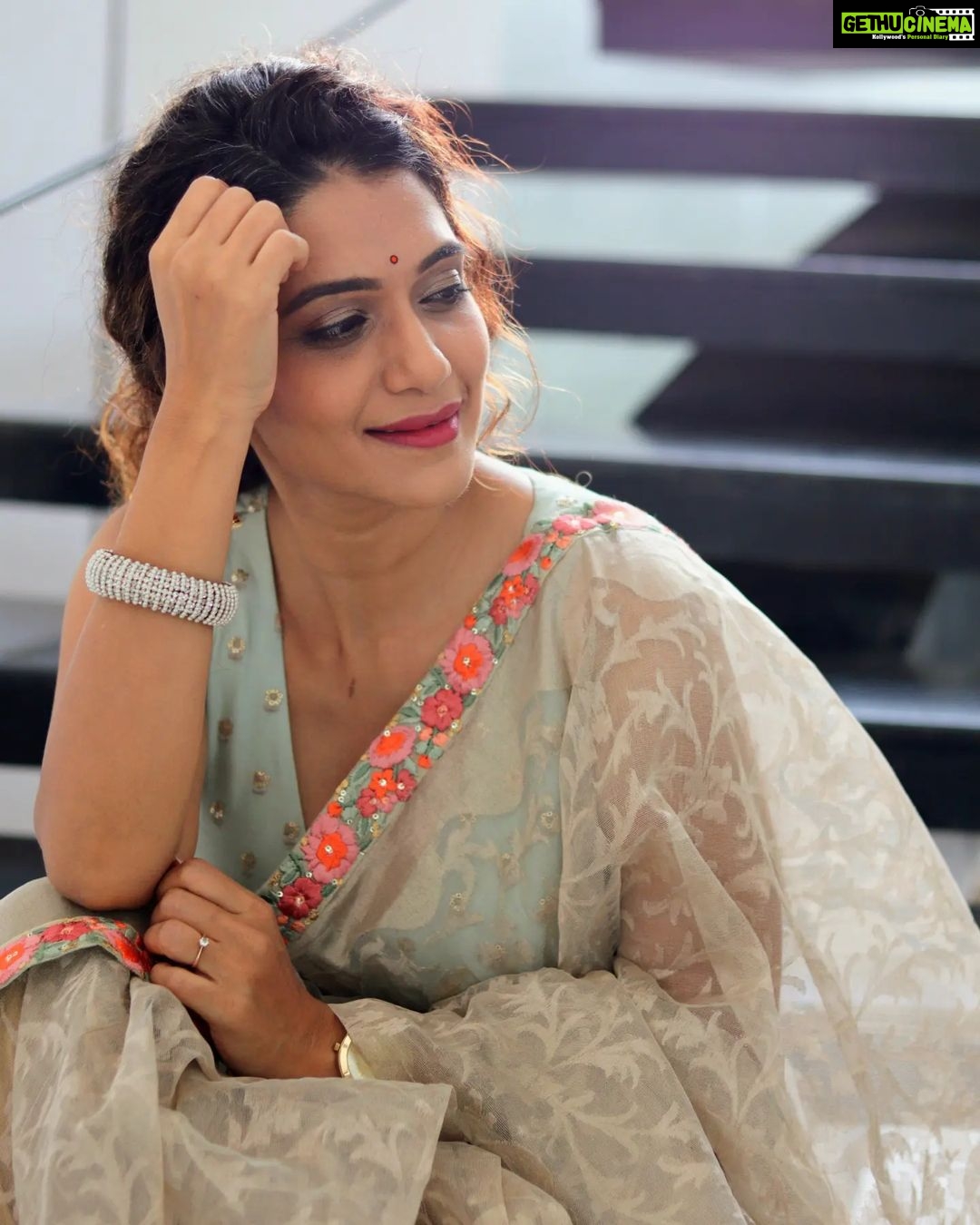 Urmilla Kothare Instagram - 🤍🤍🤍 . Outfit: @moresha_sameera_dalvi . #instagood #photooftheday #goodvibes #photoshoot #bts #fashion #style #urmilakothare Mumbai - मुंबई