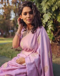 Urmilla Kothare Instagram - Lilac, a very unusual color. Wearing it for the 1st time @s_sonniya thank u for beautifully styling me in this one. 
Clicked by @prasad031290