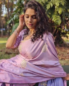 Urmilla Kothare Instagram - Lilac, a very unusual color. Wearing it for the 1st time @s_sonniya thank u for beautifully styling me in this one. 
Clicked by @prasad031290