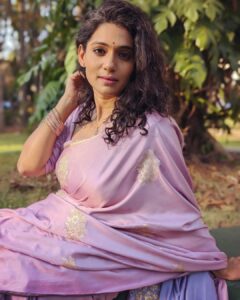 Urmilla Kothare Instagram - Lilac, a very unusual color. Wearing it for the 1st time @s_sonniya thank u for beautifully styling me in this one. 
Clicked by @prasad031290