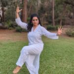 Urmilla Kothare Instagram – जटाओं से है जिनके जलप्रवाह माते गंग का.. 
गले में जिनके सज रहा है हार विष भुजंग का.. 
डमड्ड डमड्ड डमड्ड डमरू कह रहा शिव: शिवम.. 
तरल अनल गगन पवन धरा-धरा शिव:शिवम.. 
This beautiful recital by @ashutosh_ramnarayan instantly made me groove and my body  just moved to the sound as i succumbed to Lord Shiva. Thank You @ashutosh_ramnarayan
and @aalokshrivastav for this beautiful rendition. 
ॐ नमः शिवाय 🙏🏼
#MahaShivratri2023