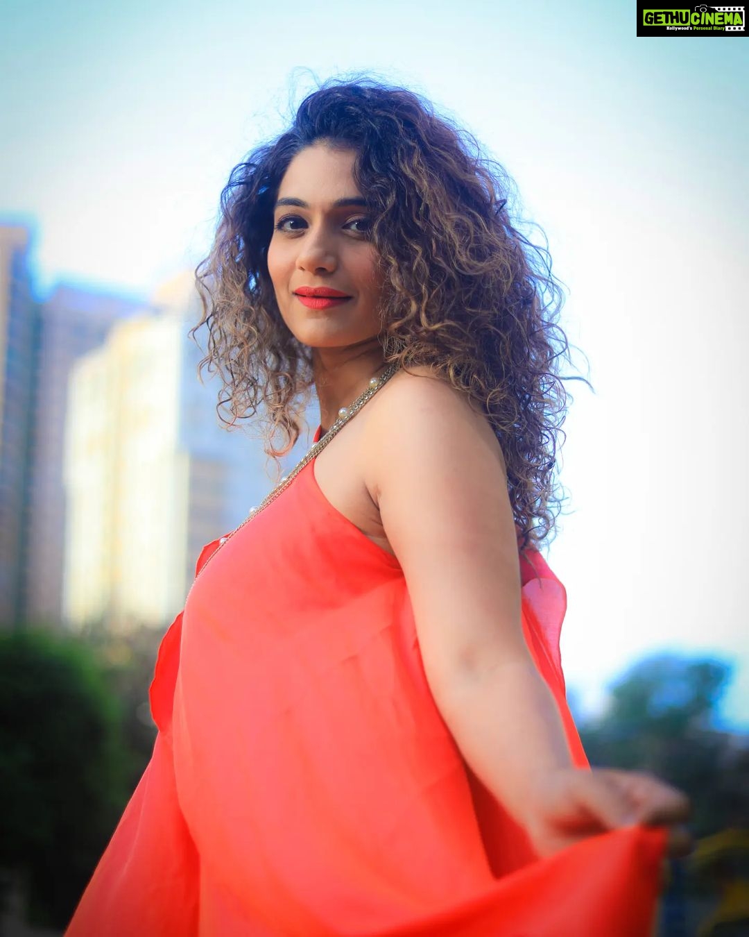 Urmilla Kothare Instagram - 📸 Photographer @madhur.chavan29 💫 Outfit by @tokidoki_bypuja 💁🏻♀️ Styling by @kangatrainingindia . . #instagood #photooftheday #goodvibes #photoshoot #bts #fashion #style #urmilakothare