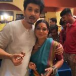 Urmilla Kothare Instagram - 'तुझेच मी गीत गात आहे’ मालिकेचे ४०० भाग पूर्ण... त्यानिमित्ताने मालिकेच्या सेटवरील Celebration 🥳 #TujhechMiGeetGaatAahe #StarPravah. #400episodes completed पाहत रहा... 'तुझेच मी गीत गात आहे’ सोम ते शुक्र रात्री ९ वा. Star प्रवाह वर... #TujhechMiGeetGaatAahe #StarPravah @urmilakothare @abhijeetkhandkekar @avni.taywade @tejaswinilonari @pallavivaidya_official @sachinsdeshpande @hardeek_joshi @kanchangupte @avaneeaniruddhajoshi @vighnesh.369 @umeshbane_official @star_pravah #tujhechmeegeetgaataahe #marathistars #celebrity #marathiserial #400episodes #StarPravah #tmgga