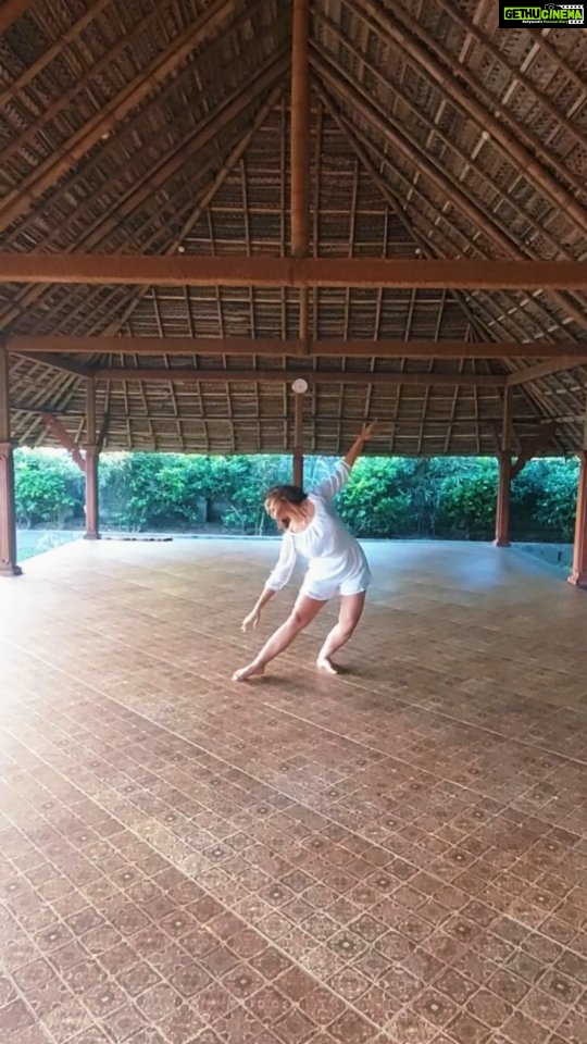 Urmilla Kothare Instagram - 🍃💃🏻 Freestyle dancing 🎶 🖤 ... 📍🗺 @sitarambeachretreat #sunday #mood #dance #reels #urmilakothare ✨