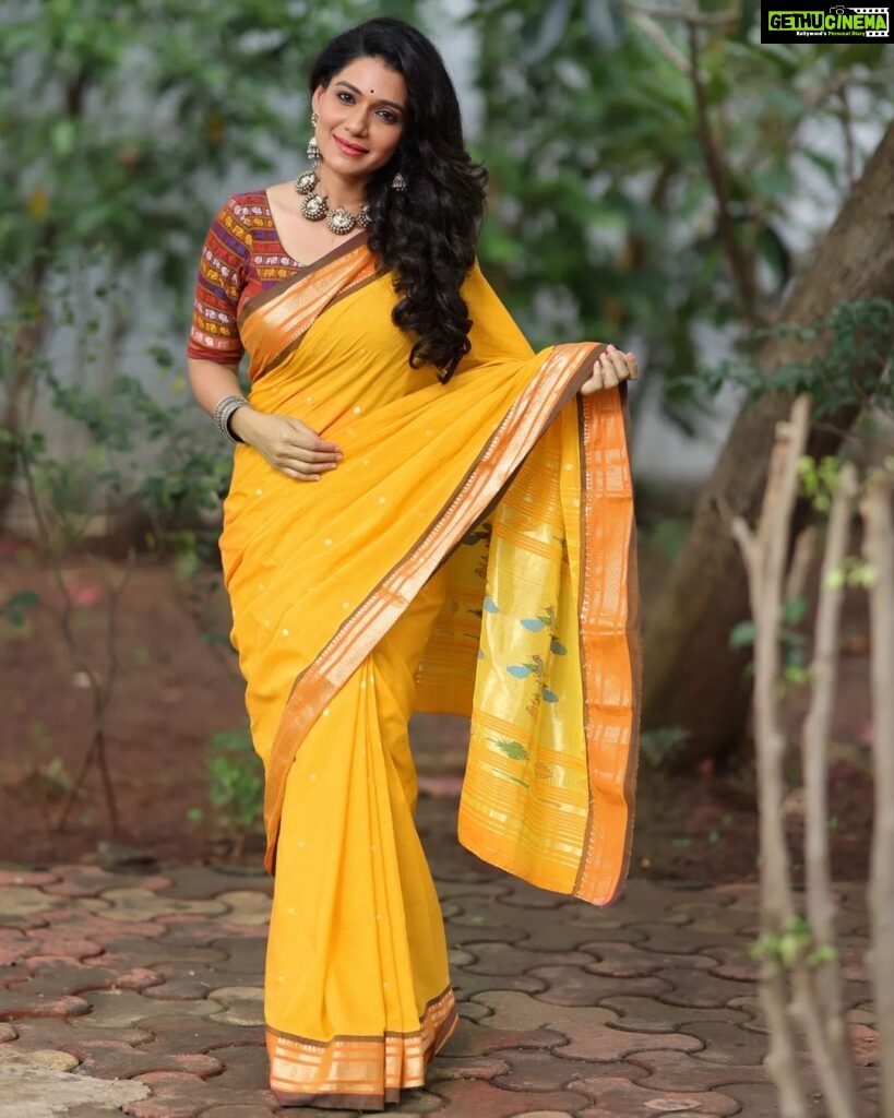Urmilla Kothare Instagram - #Navratri2023 - आजचा रंग पिवळा (yellow) 💛 . . ✨ Outfit : @massakali_saree 📸 Photography by @mandarbhadrike_photography . . . #instagood #festival #navratri #photooftheday #goodvibes #sareelove #fashiondiaries #style ✨ Mumbai - मुंबई