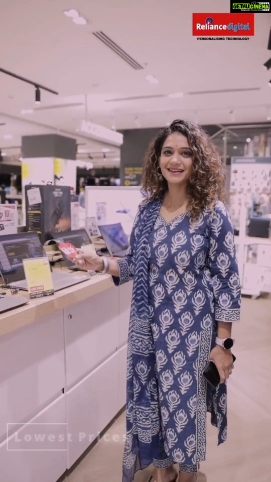 Urmilla Kothare Instagram - This #Diwali make sure you check off your electronics shopping list at @reliance_digital with the #FestivalOfElectronics sale. Get home the best & latest electronics at mind blowing prices that will be hard to resist. Enjoy 10% Instant Discount on leading bank's cards, also get a 10% Discount Voucher redeemable on your next purchase. *T&C Apply Visit your nearest Reliance Digital store or shop on RelianceDigital.in