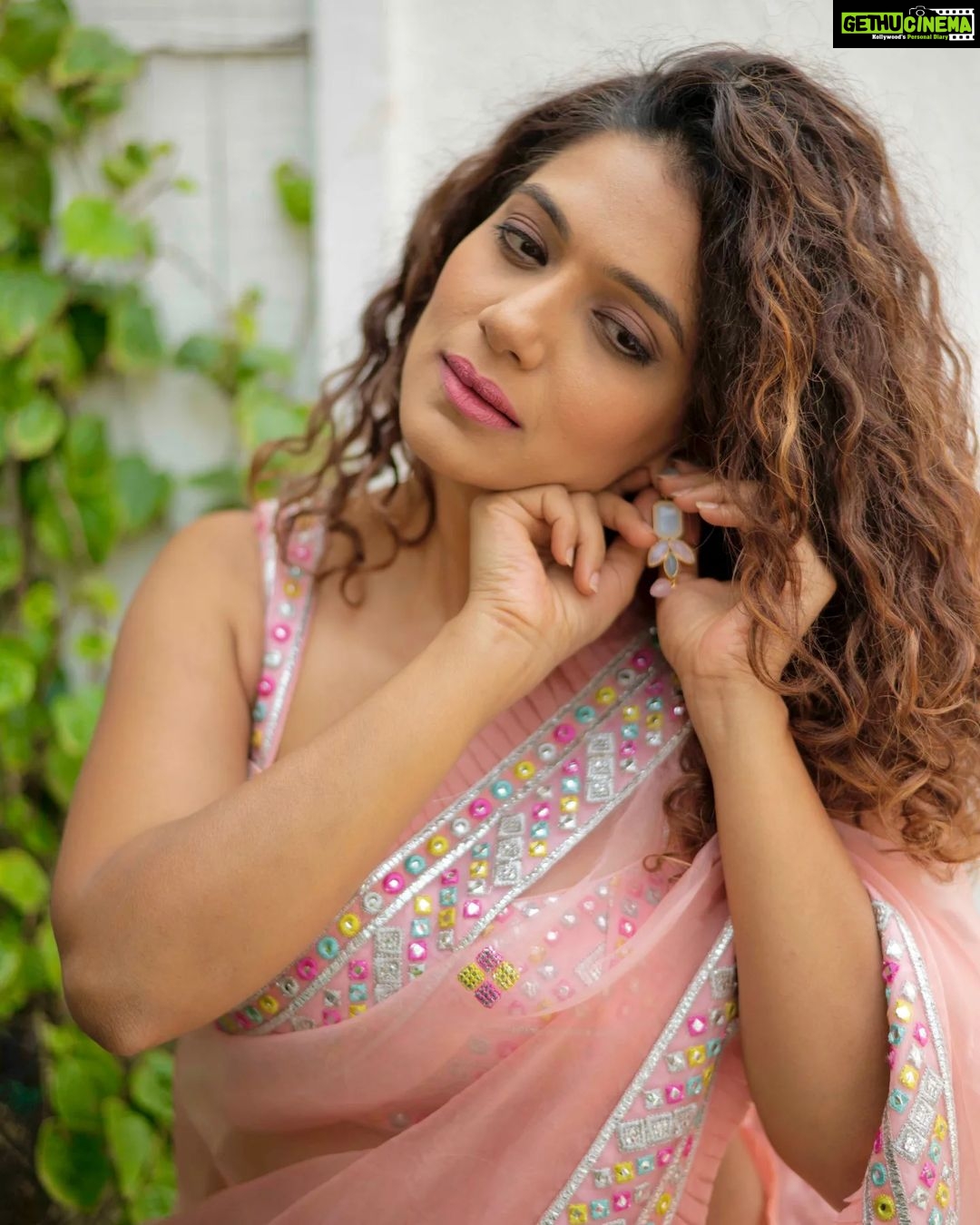 Urmilla Kothare Instagram - #Navratri2022 💖 . . . Saree - @gopivaiddesigns Earrings & rings - @the_bling_girll @offbeatmediain Styling by @rajasidatar Shot by @deepali_td_official #instagood #ootd #navratri #india #festival #look #urmilakothare ✨ Mumbai - मुंबई