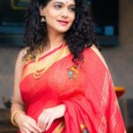 Urmilla Kothare Instagram - #Navratri2023 - आजचा रंग लाल (Red) ❤️ . . ✨ Outfit by @kalavati_byrasika 📸 Shot by @sapstudio.in ✨ Edited by @saurabh.bhanage7 . . #reelsinstagram #navratri #festival #reels #reelsindia #urmilakothare #reelitfeelit #bts #style #sareelove #fashiondiaries