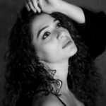 Urmilla Kothare Instagram - .... Radiating the glam ✨🖤 Outfit @labellaxmiasrani Bralette @seraphinedesignstudio Earrings @azotiique Styled by @rajasidatar Shot by @deepali_td_official #monday #night #instamood #bnw #photography #fashionstyle #urmilakothare