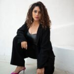 Urmilla Kothare Instagram – ✨🖤✨
Outfit @labellaxmiasrani
Bralette @seraphinedesignstudio
Earrings @azotiique
Styled by @rajasidatar
Shot by @deepali_td_official
.
.
#sunday #goodvibes #bnw #instaphoto #fashionstyle #urmilakothare