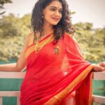 Urmilla Kothare Instagram - #Navratri2023 - आजचा रंग लाल (Red) ❤️ . . ✨ Outfit by @kalavati_byrasika 📸 Photography by @sapstudio.in . . . #instagood #festival #navratri #photooftheday #goodvibes #sareelove #fashiondiaries #style ✨ Mumbai - मुंबई