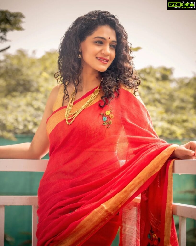Urmilla Kothare Instagram - #Navratri2023 - आजचा रंग लाल (Red) ❤️ . . ✨ Outfit by @kalavati_byrasika 📸 Photography by @sapstudio.in . . . #instagood #festival #navratri #photooftheday #goodvibes #sareelove #fashiondiaries #style ✨ Mumbai - मुंबई