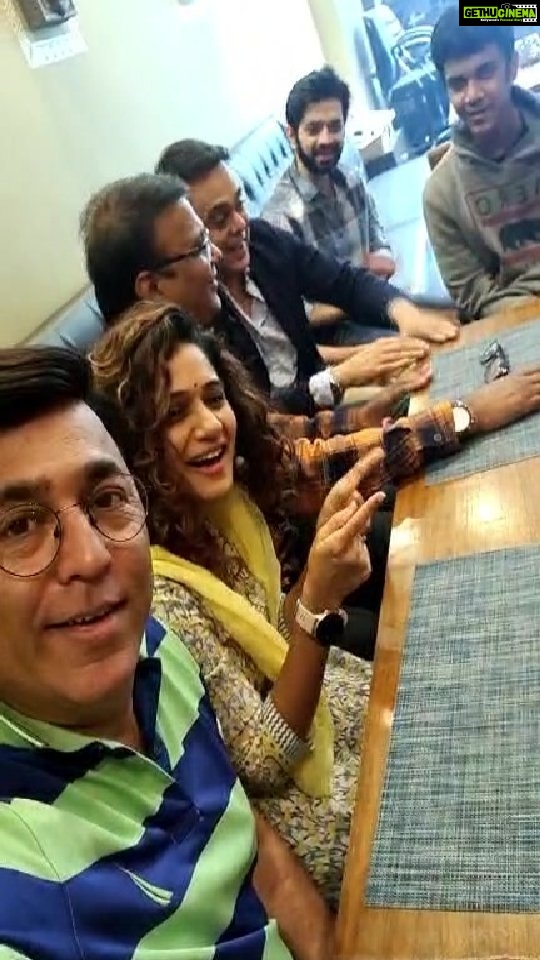 Urmilla Kothare Instagram - LIVE with Team #EkdaKaayZala