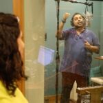 Urmilla Kothare Instagram - Shankar ji rehearsing Re kshana before the final take … @shankar.mahadevan 🙏❤️ This is like watching Sachin Tendulkar in the nets …. Awwwwwwww is the expression on Urmila’s face ….and I always get goosebumps whenever he sings !! @urmilakothare @sumeetraghvan @ekda_kaay_zala @siddharth.mahadevan @souumil_ds @shubhankarkulkarni__ @sandeepkhareofficial