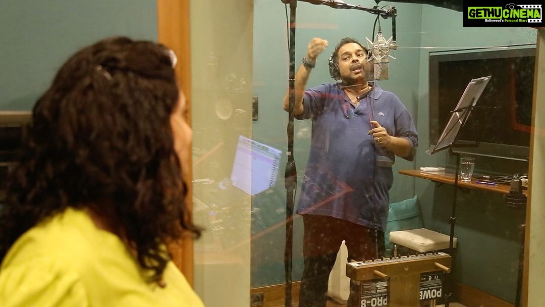 Urmilla Kothare Instagram - Shankar ji rehearsing Re kshana before the final take … @shankar.mahadevan 🙏❤️ This is like watching Sachin Tendulkar in the nets …. Awwwwwwww is the expression on Urmila’s face ….and I always get goosebumps whenever he sings !! @urmilakothare @sumeetraghvan @ekda_kaay_zala @siddharth.mahadevan @souumil_ds @shubhankarkulkarni__ @sandeepkhareofficial