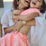 Urmilla Kothare Instagram - आयुष्यात असे काही क्षण येतात, जे प्रत्येकालाच थांबून राहावेत असं वाटत राहातं... ‘एकदा काय झालं!!’ या माझ्या आगामी चित्रपटातील ‘रे क्षणा’ हे गाणं नक्की बघा 🙏🏼 @saleelkulkarniofficial @ekda_kaay_zala @sumeetraghvan @shankar.mahadevan #reelsinstagram #reelitfeelit #instagram #india #ekdakaayzala #rekshana #SongOutNow 🎶 ❤️