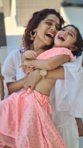 Urmilla Kothare Instagram - आयुष्यात असे काही क्षण येतात, जे प्रत्येकालाच थांबून राहावेत असं वाटत राहातं... ‘एकदा काय झालं!!’ या माझ्या आगामी चित्रपटातील ‘रे क्षणा’ हे गाणं नक्की बघा 🙏🏼
@saleelkulkarniofficial @ekda_kaay_zala @sumeetraghvan @shankar.mahadevan 
#reelsinstagram #reelitfeelit #instagram #india #ekdakaayzala #rekshana #SongOutNow 🎶 ❤️