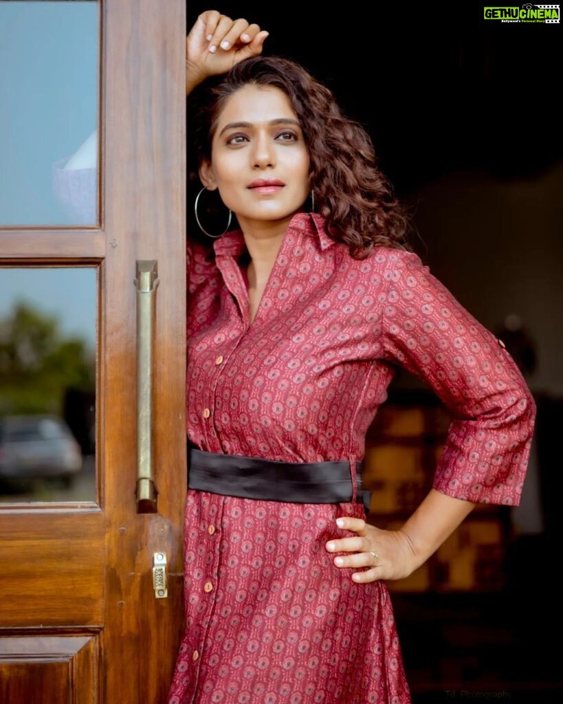 Urmilla Kothare Instagram - 📸 @deepali_td_official 👗 Outfit by @ashmikadesigns . . #instagood #urmilakothare #style #ootd #goodvibes 💕 Mumbai, Maharashtra